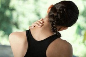 A lány aggódik a méhnyak osteokondrózis tünetei miatt